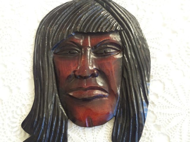 PAREJA D NATIVOS TALLADA EN MADERA