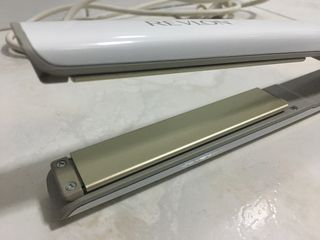 Plancha pelo Revlon White Dream Titanium cerámica de segunda mano por 9 EUR  en León en WALLAPOP