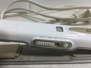 Plancha pelo Revlon White Dream Titanium cerámica de segunda mano por 9 EUR  en León en WALLAPOP