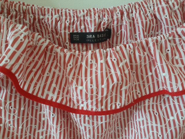 Top de rayas, hombros descubiertos, con volante.