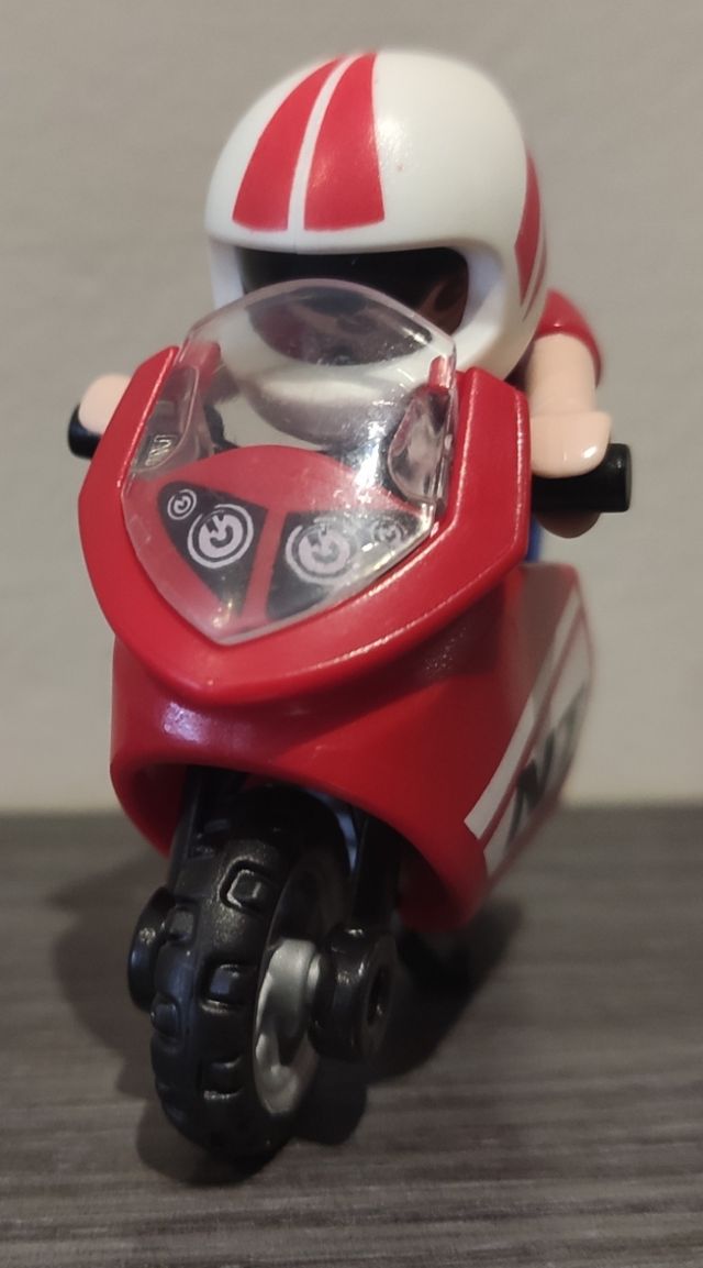 niño con moto de playmobil