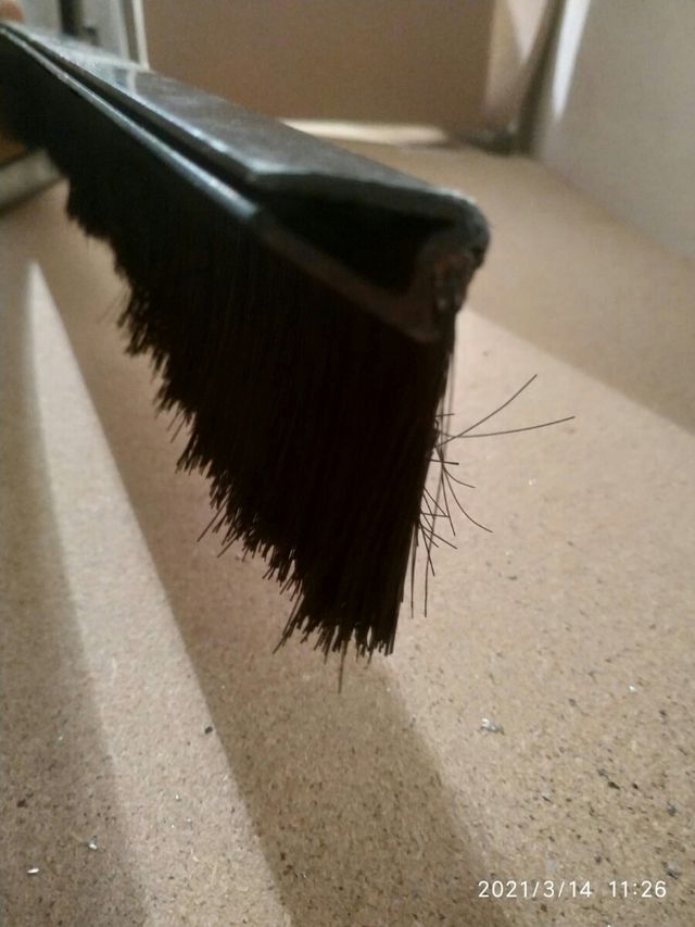 Burlete de plástico con  cepillo negro par