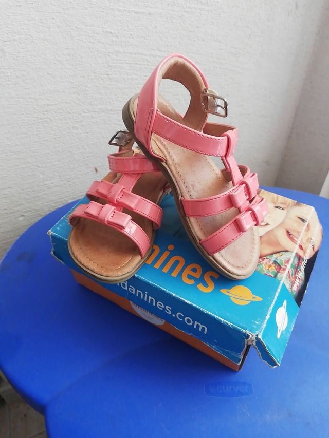 se vende sandalias número 23