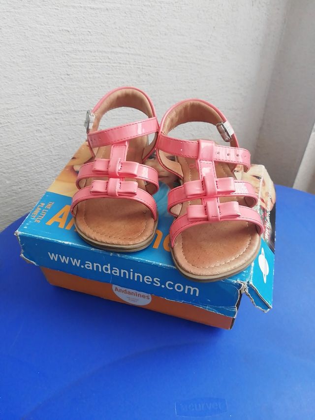 se vende sandalias número 23