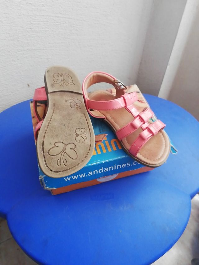 se vende sandalias número 23