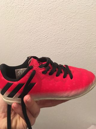 Botas futbol adidas del 28 de segunda mano por 5 EUR en Pamplona en WALLAPOP