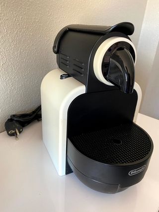 Cafetera Nespresso DeLonghi Essenza de segunda mano por 22 EUR en Almería  en WALLAPOP