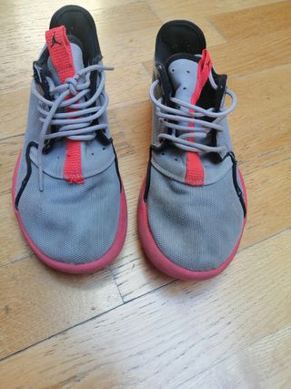 Zapatillas Jordan talla 36 de segunda mano por 25 EUR en Navalcarnero en  WALLAPOP