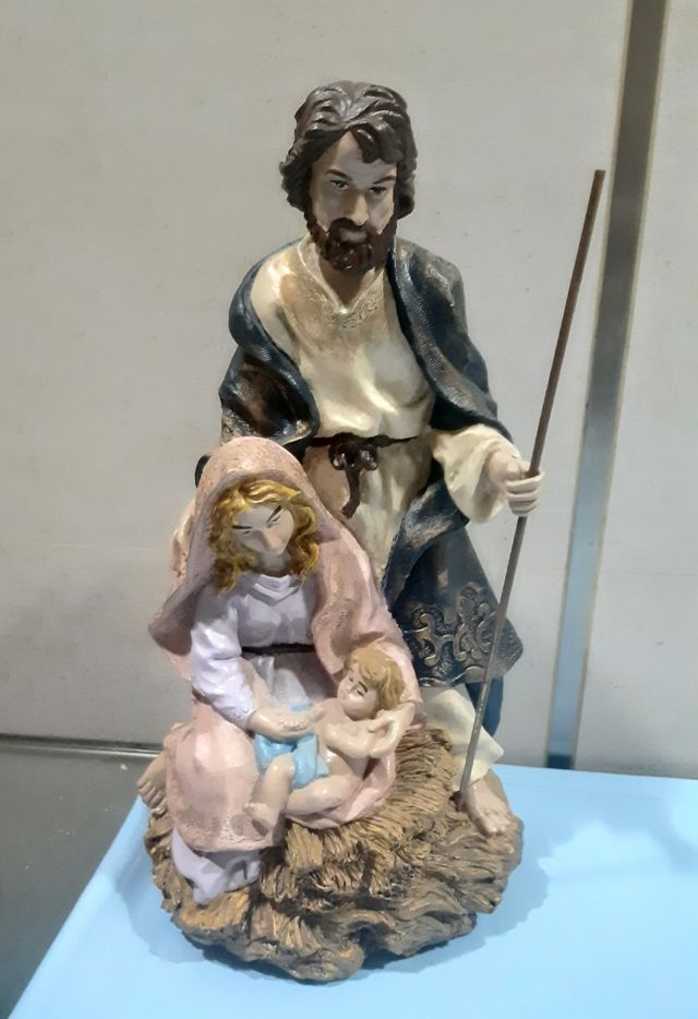 figura de Jesús. María y niño