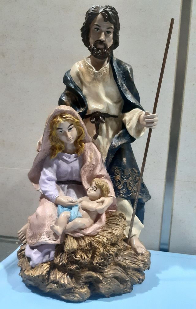 figura de Jesús. María y niño