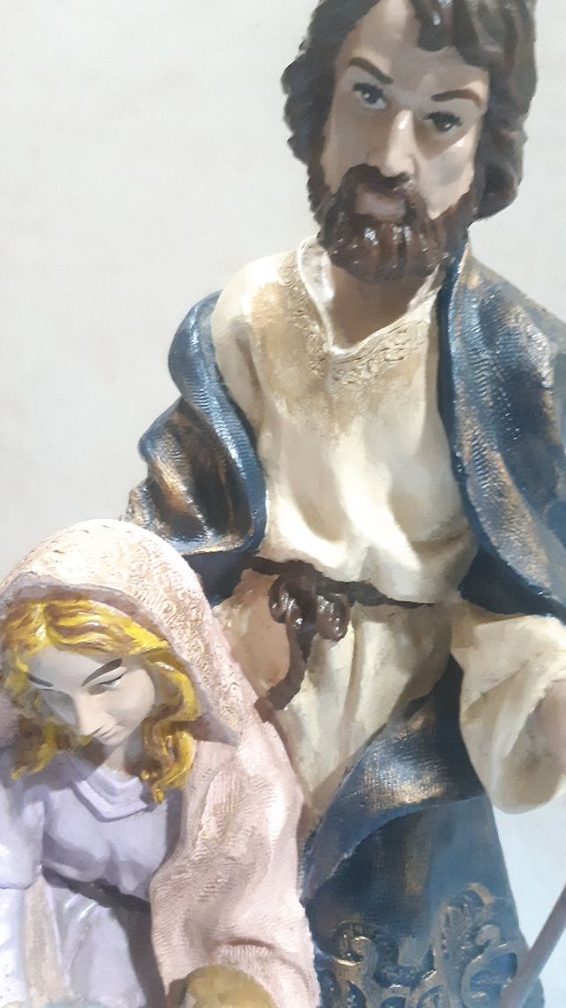 figura de Jesús. María y niño