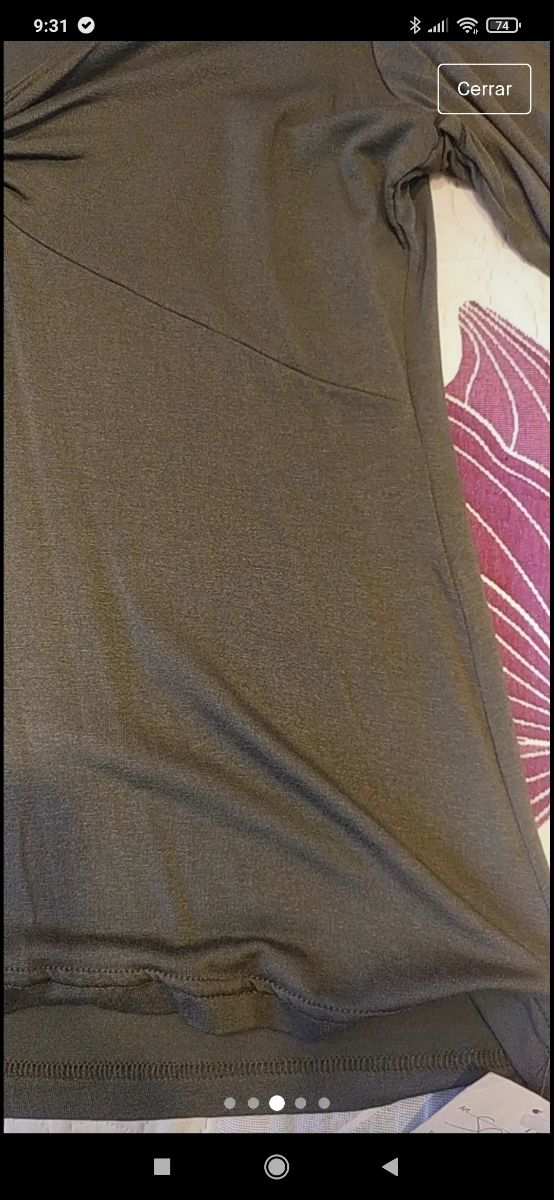 camiseta marrón. tambien en mostaza