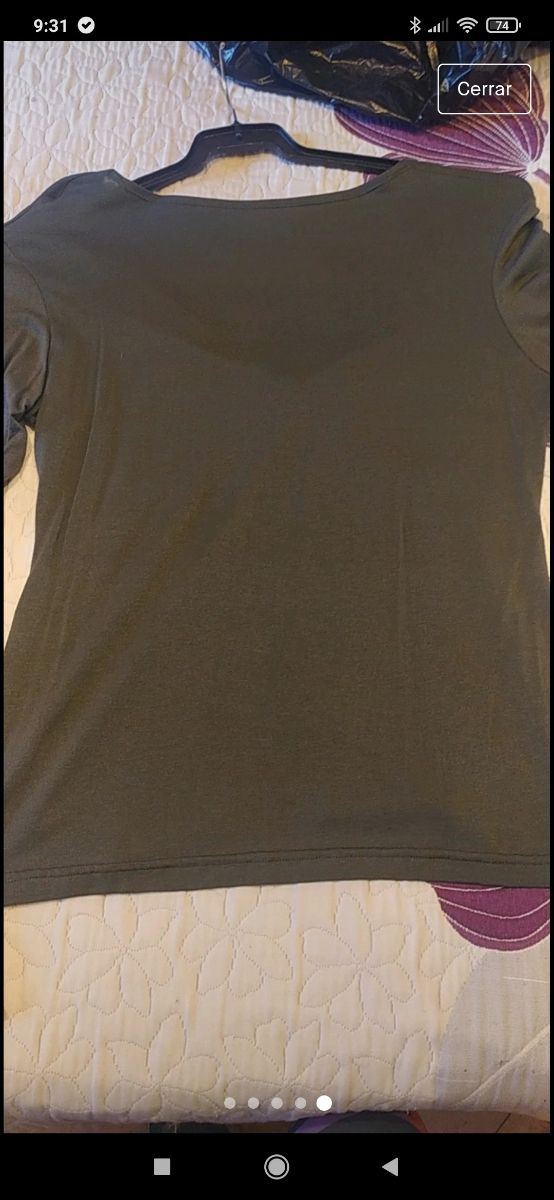 camiseta marrón. tambien en mostaza