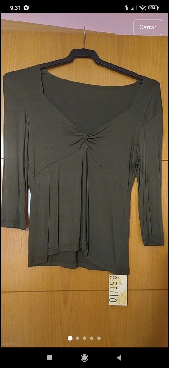 camiseta marrón. tambien en mostaza