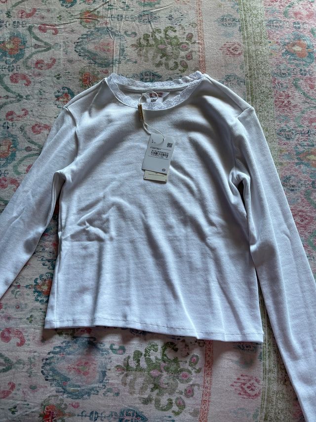 Camiseta blanca con puntilla