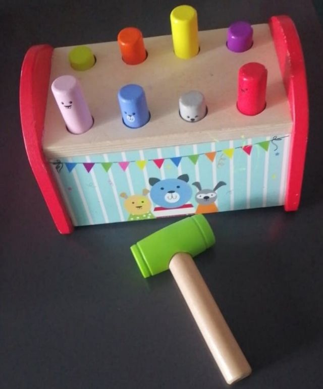 JUGUETE DE MADERA BANCO DE MARTILLO MONTESSORI