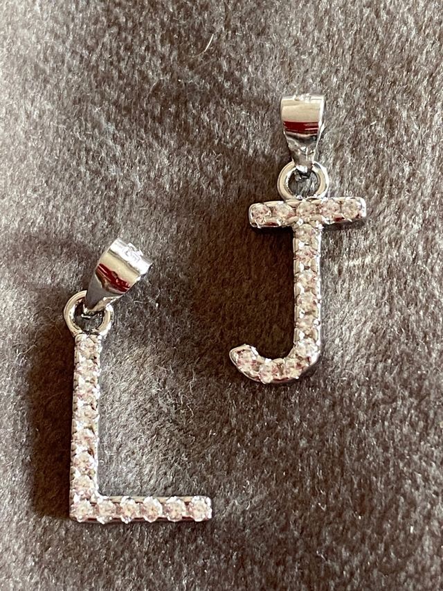 Iniciales con zirconita Plata de Ley 925