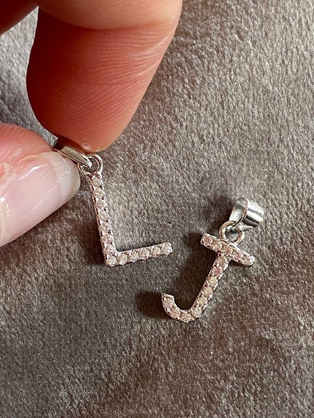 Iniciales con zirconita Plata de Ley 925