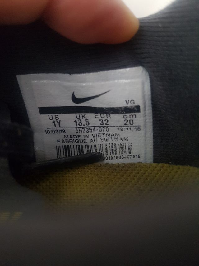 deportiva Nike niño talla 32 . como nuevas