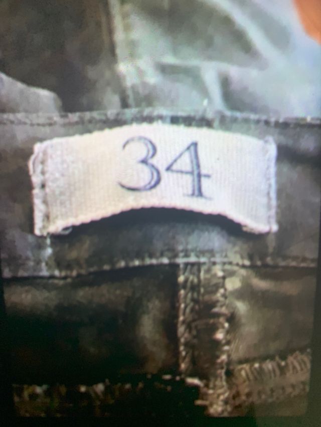 Pantalón pitillo encerado verde militar Zara 34