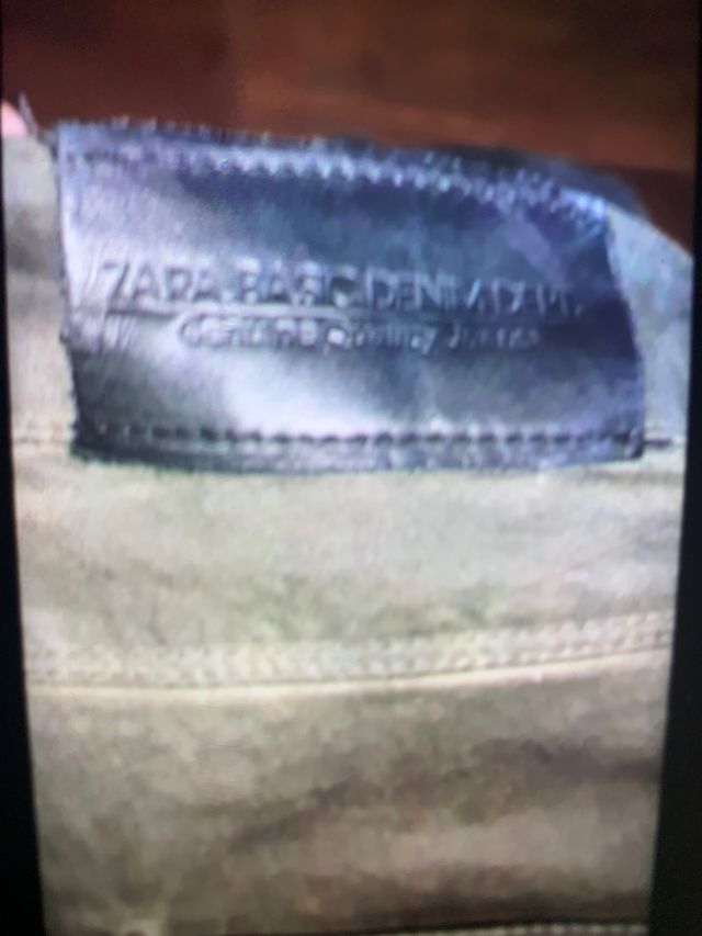 Pantalón pitillo encerado verde militar Zara 34