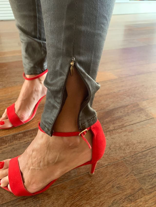 Pantalón encerado color topo, pitillo Zara 34