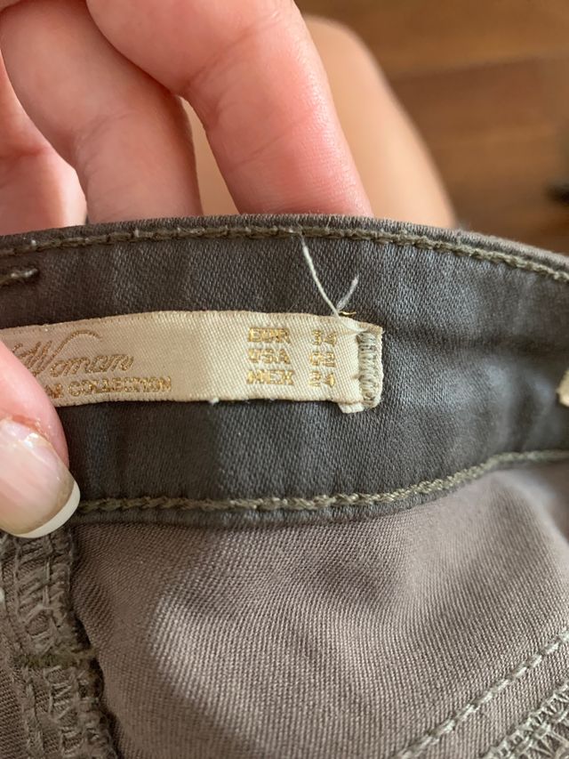 Pantalón encerado color topo, pitillo Zara 34