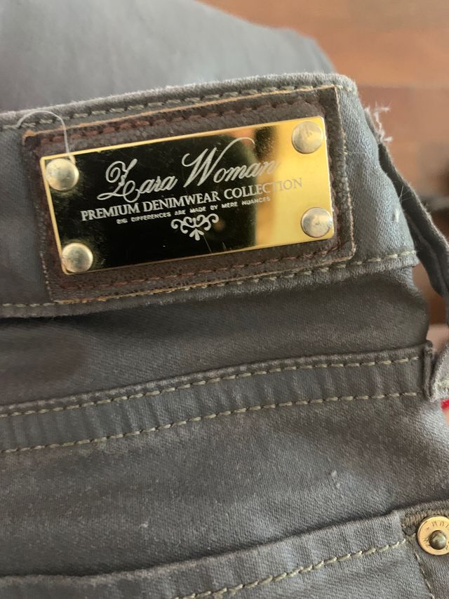 Pantalón encerado color topo, pitillo Zara 34