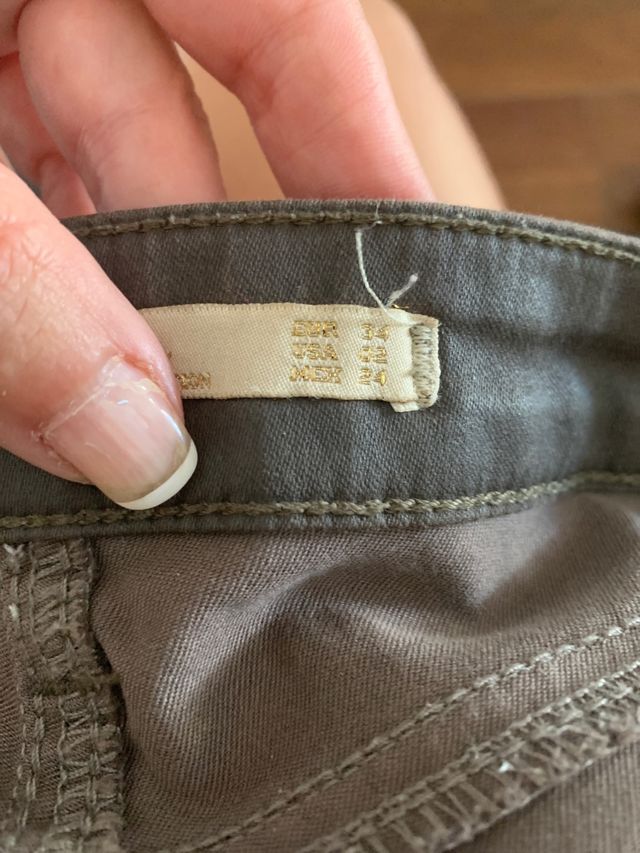 Pantalón encerado color topo, pitillo Zara 34