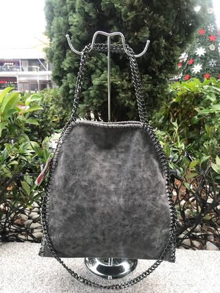 Bolso Cadenas Grande Gris Oscuro de segunda mano por 25,9 EUR en Alcobendas  en WALLAPOP