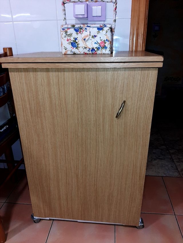 Máquina de coser y mueble Automatica!