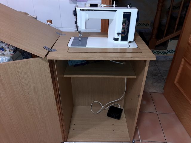 Máquina de coser y mueble Automatica!