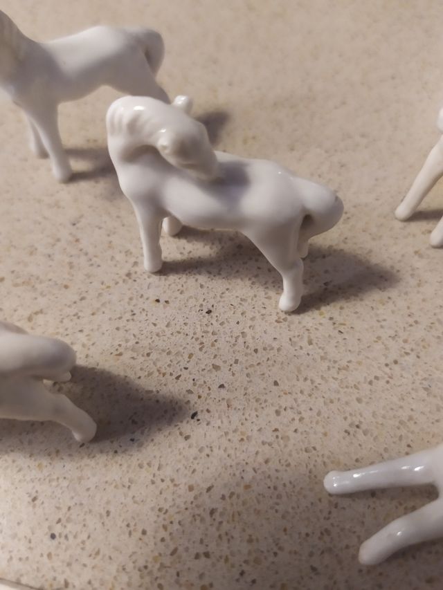 Miniaturas. Caballitos de porcelana.