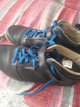 Botines negros Quechua número 40 de segunda mano por 10 EUR en Madrid en  WALLAPOP