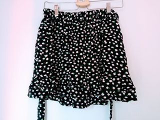 Falda pantalón flores Zara de segunda mano por 20 EUR en Madrid en WALLAPOP