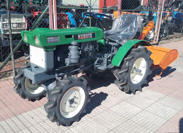 Mini tractor Kubota B 7000.  4x4, con rotavator