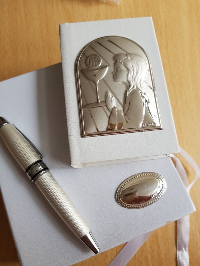Evangelio con caja y placa en plata y boli Primera