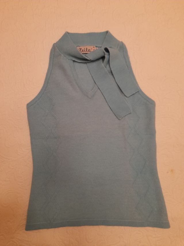 Top de lana sin mangas azul.