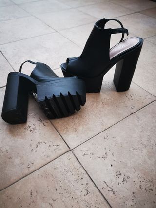 Sandalias negras. Tacón plataforma n°37 de segunda mano por 15 EUR en Gijón  en WALLAPOP