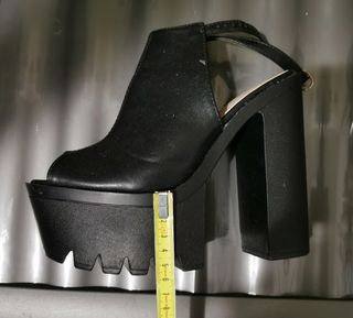 Sandalias negras. Tacón plataforma n°37 de segunda mano por 15 EUR en Gijón  en WALLAPOP