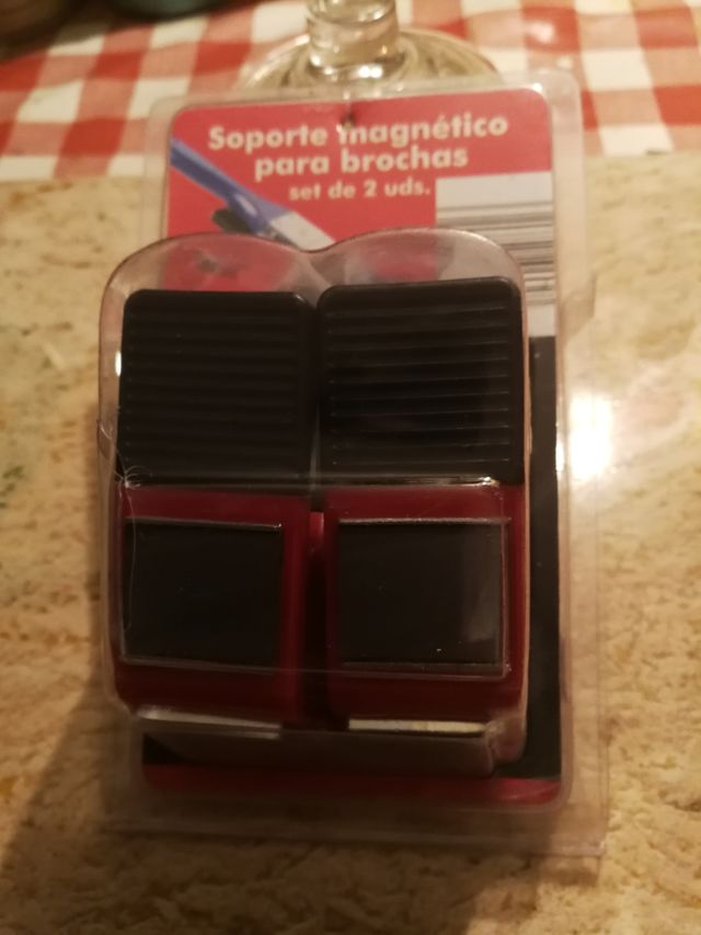 Soportes (2) magnéticos para brochas.