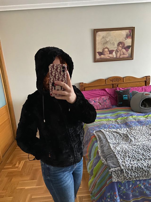 Cazadora peluche cortita muy suave negra.