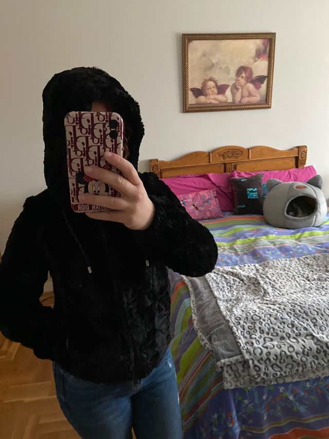 Cazadora peluche cortita muy suave negra.
