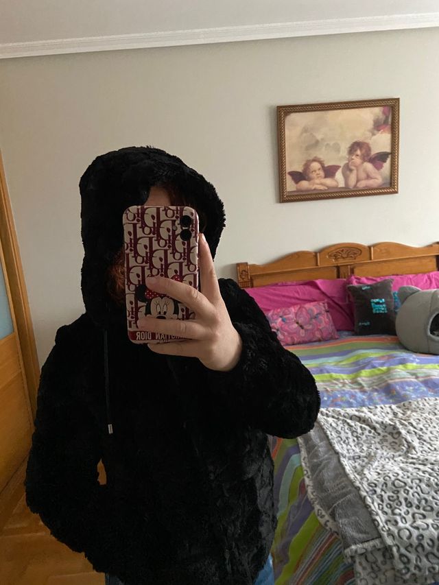Cazadora peluche cortita muy suave negra.