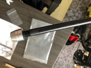 Eje pasante Boost para rodillo Orbea Oiz de segunda mano por 35 EUR en  Ondiz en WALLAPOP