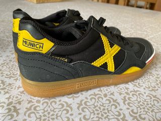 Munich Gresca Negro-Amarillo Talla 36 de segunda mano por 27 EUR en  Villafranca del Castillo en WALLAPOP