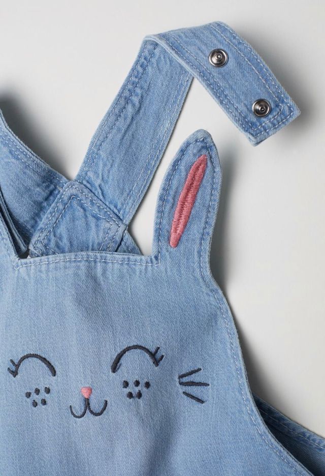 Peto vaquero bebé niña + 3 camisetas