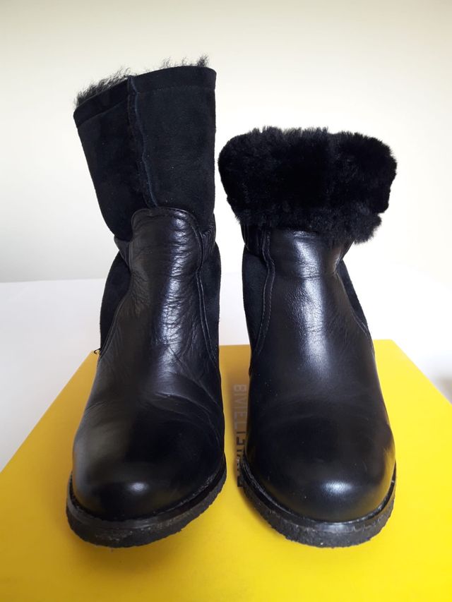Bota negra de piel con cuña y tobillo reversible