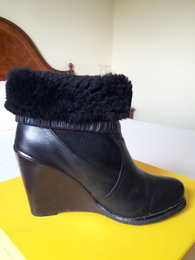Bota negra de piel con cuña y tobillo reversible