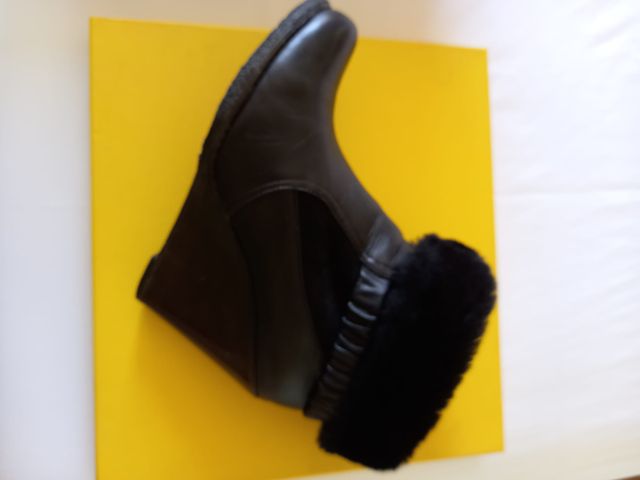 Bota negra de piel con cuña y tobillo reversible